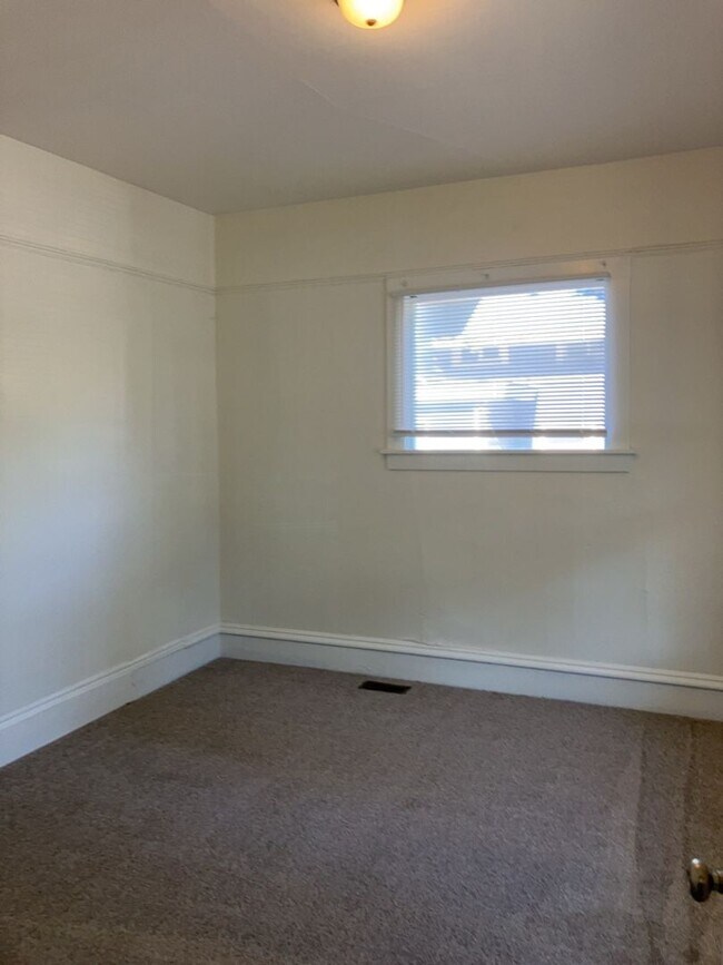 Building Photo - Pre-Lease Today, 5 Bedroom Home!