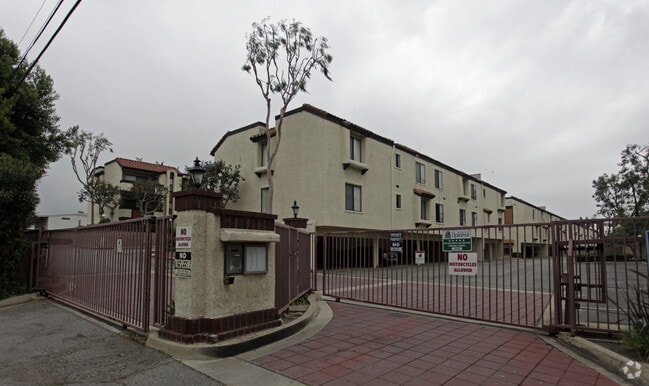 Primary Photo - Las Brisas Apartments