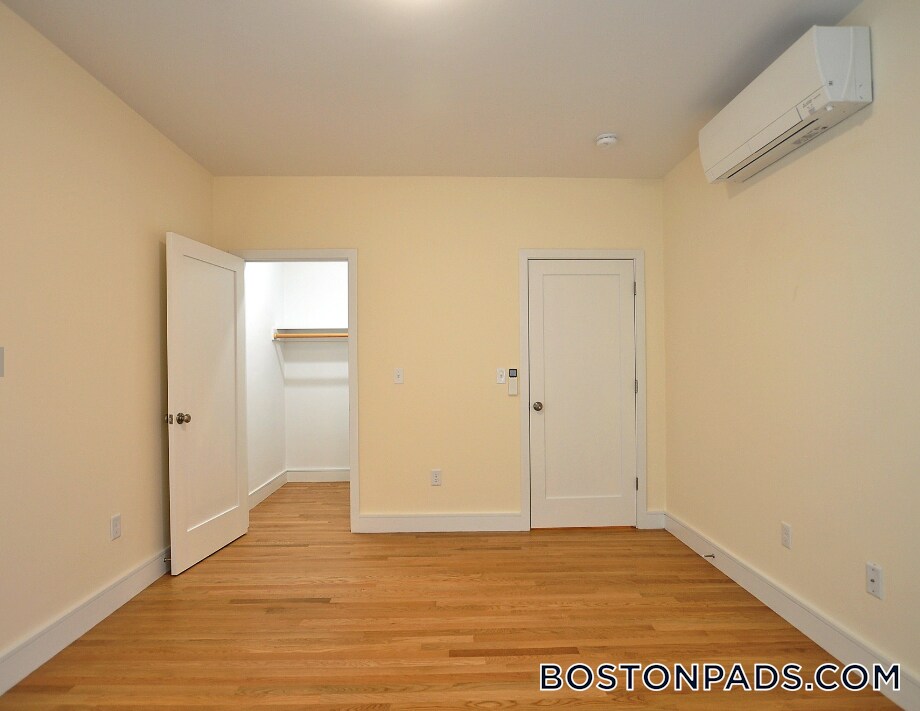 Building Photo - 877 Beacon St