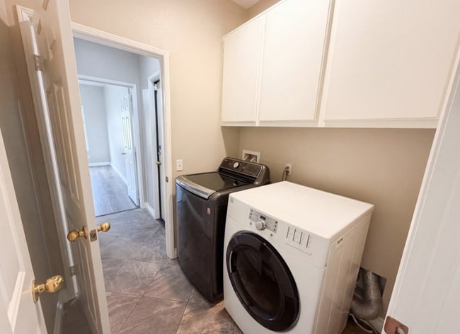 Building Photo - 3630 Vanderbilt Dr