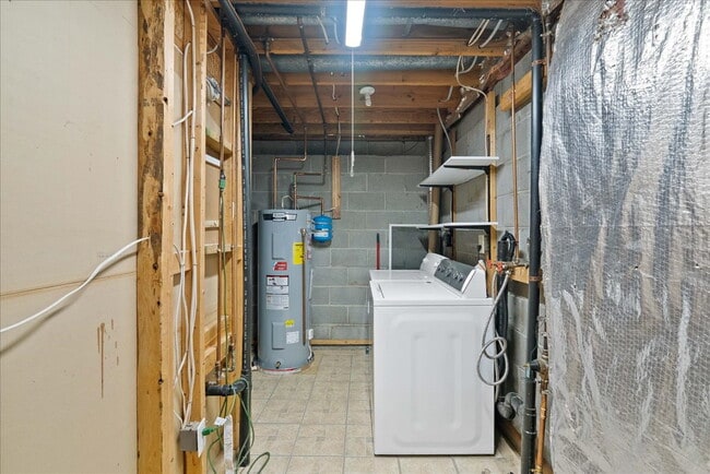 Building Photo - "Charming 2-Bed Townhouse with great upgra...
