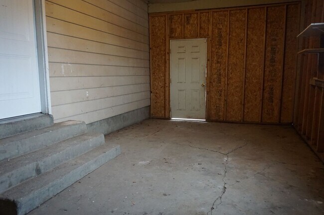 Building Photo - 6 Bedroom Magna Home