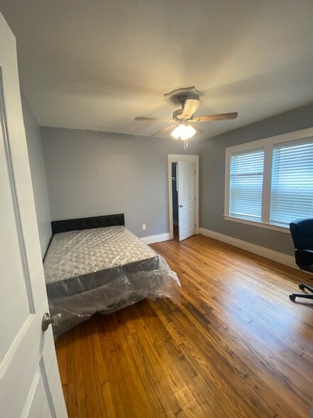 Building Photo - 2411 E Genesee St