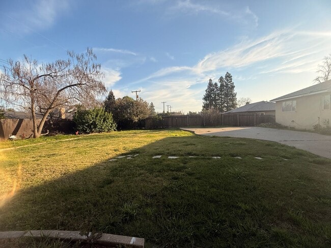 Building Photo - Spacious Home with Bonus Room And Huge Backyard in Quiet Neighborhood