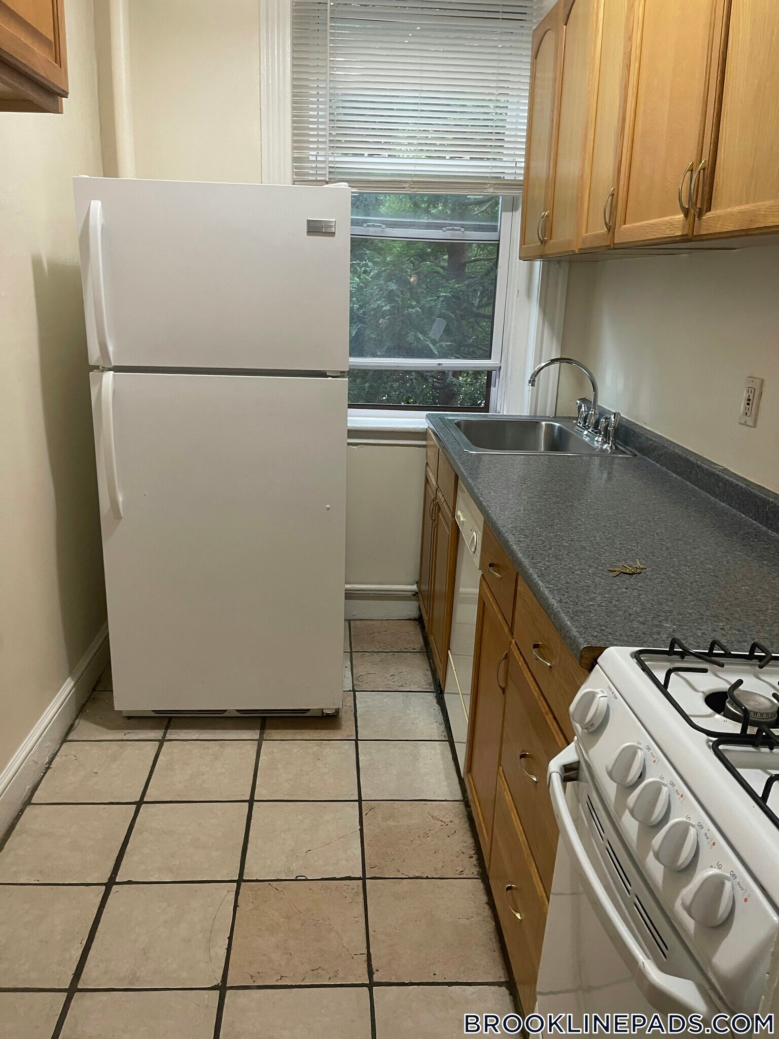 Building Photo - 352 Riverway