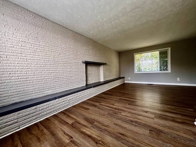 Building Photo - Spacious 3 bedroom 1.5 bath townhome with ...