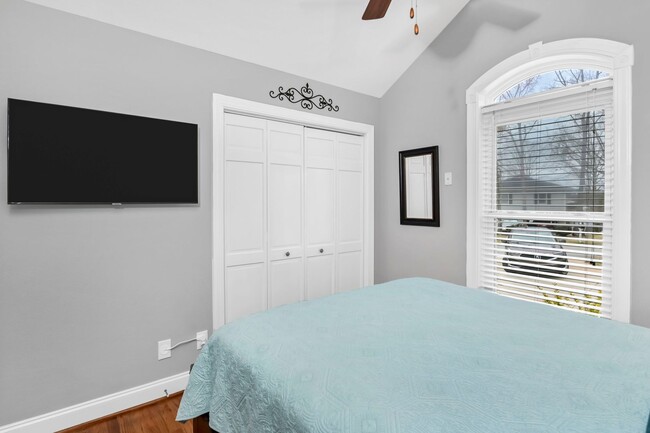 Building Photo - Fully Furnished Mid Term Lease