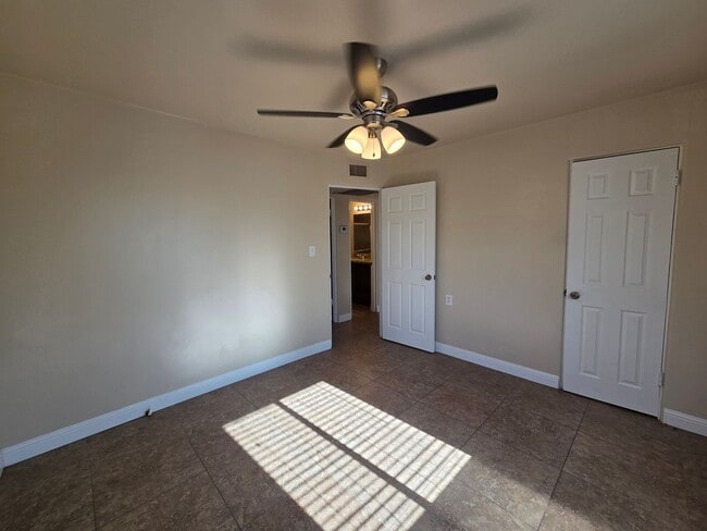 Building Photo - Phoenix 3 Bed/1 Bath - No HOA