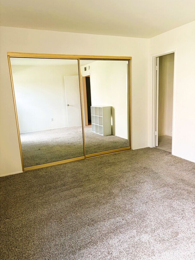 Building Photo - Spacious and Well Maintained 2 Bedroom 2 Bath Condo in Orange