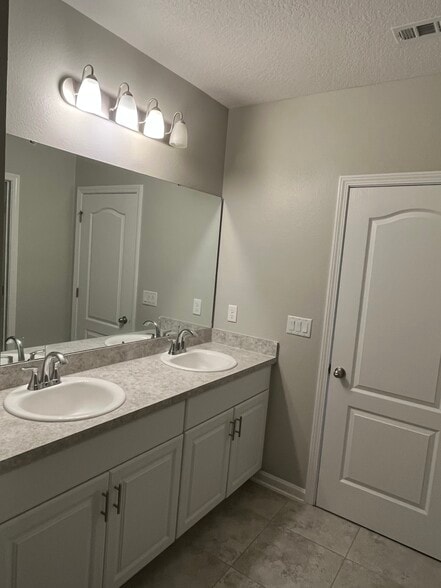 Building Photo - 116 College St