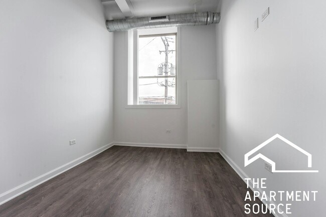 Building Photo - 932 W Dakin St