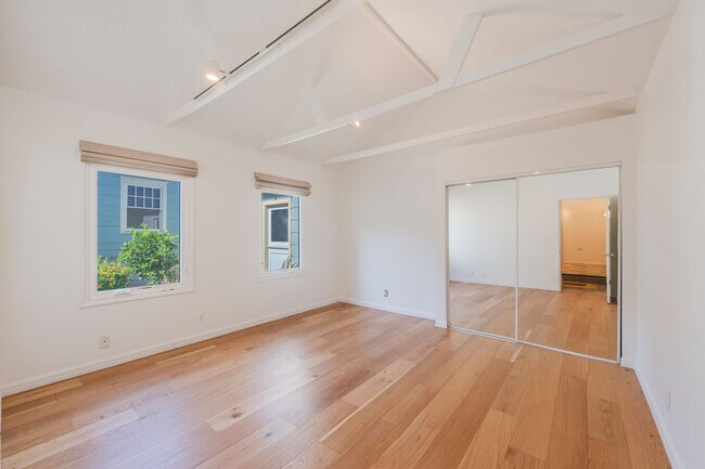 Building Photo - Classic Hermosa Beach Home!