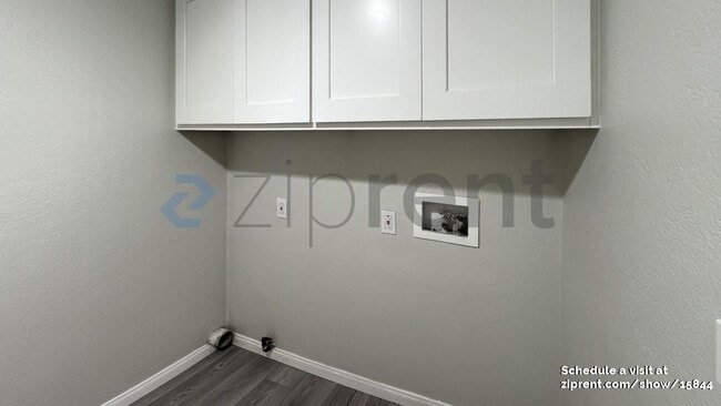 Building Photo - 7855 Green Crest Ct