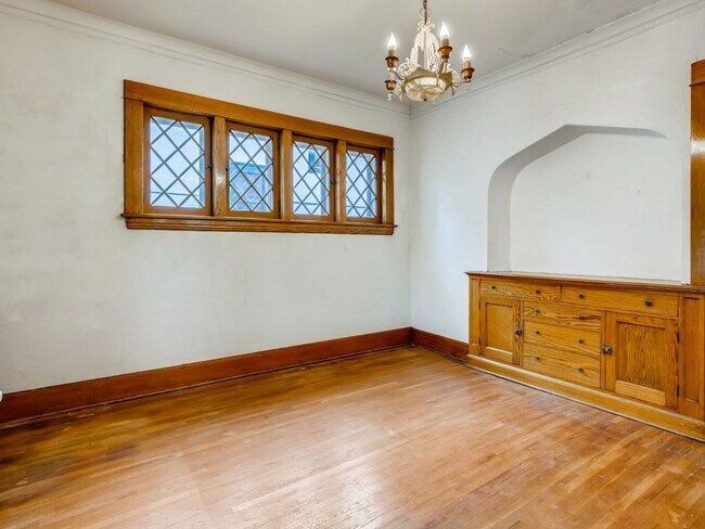 Building Photo - June 2026 ~ Cute 5 bedroom house. Spacious...