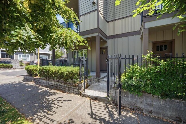 Building Photo - 494 NE Cleveland Ave