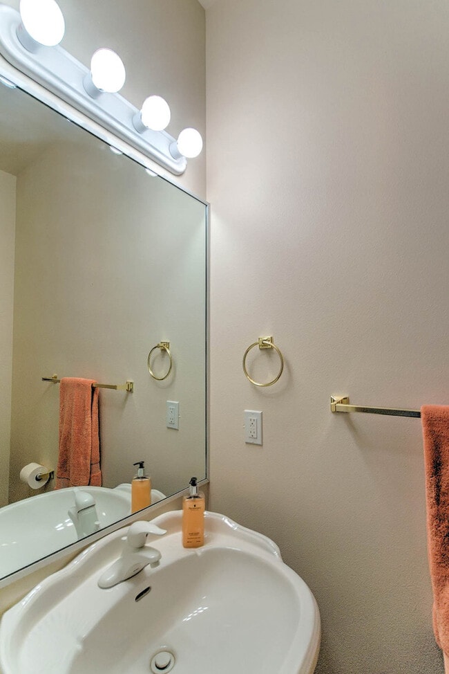 Building Photo - Fully Furnished Home. All utilities includ...