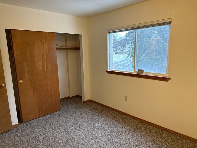 Building Photo - 903 Crestview Ln