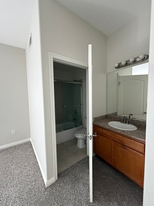 Building Photo - Very large 2 + 2 1/2 townhouse in Northridge