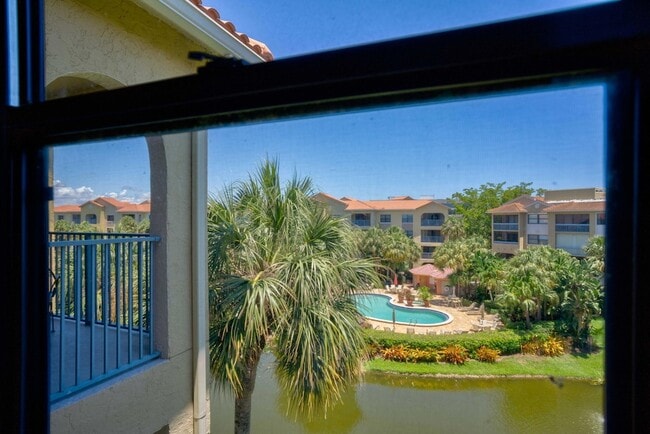 Building Photo - 500 Uno Lago Dr