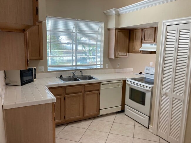 Building Photo - 3-Bedroom Pool Home in Bay Pointe – Kissimmee