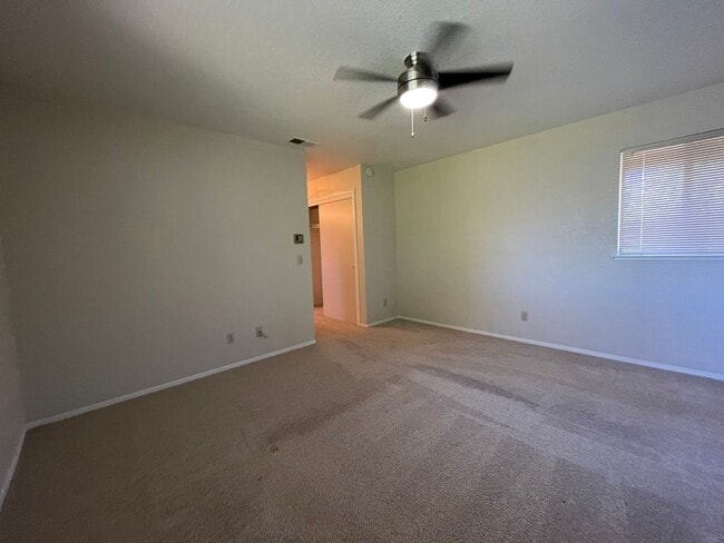 Building Photo - Spacious & Bright 3-Bedroom, 2 and 1/2 Bat...