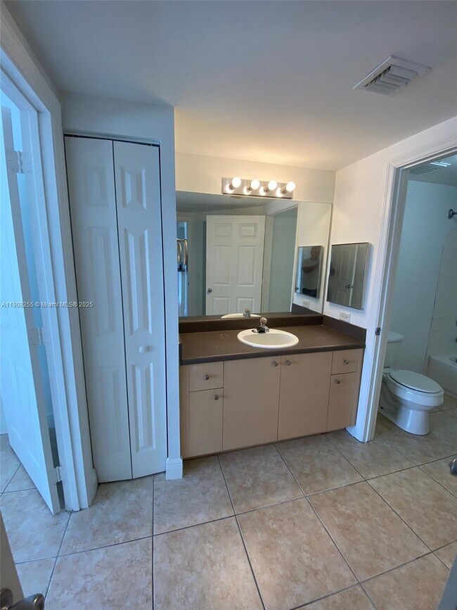 Building Photo - 2452 Centergate Dr