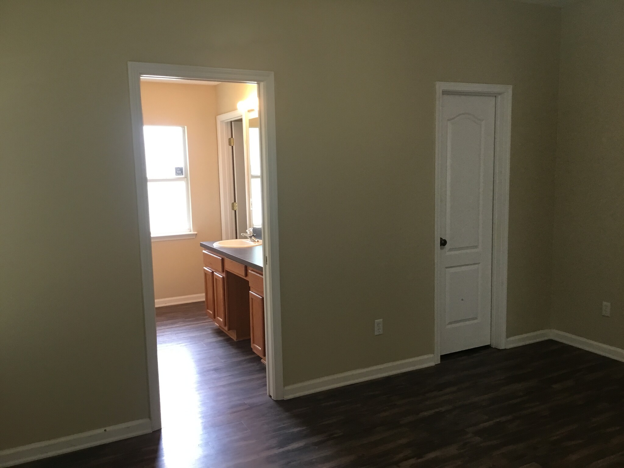 Building Photo - 6701 Southern Oaks Dr