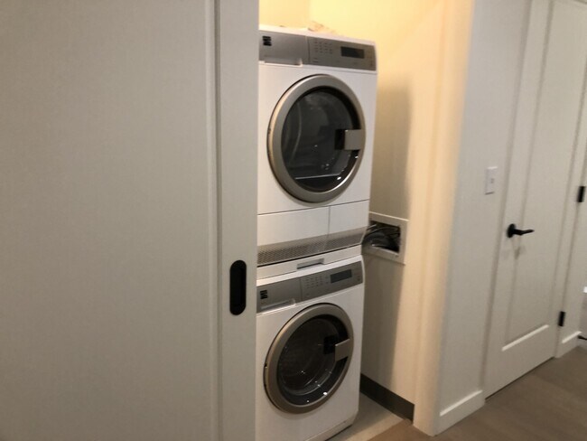 Building Photo - Very Unique Spacious Two Bedroom - Two bat...