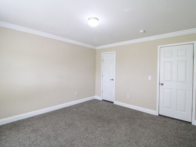 Building Photo - Charming Townhome Close to Downtown Pulaski