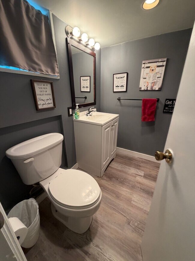 Building Photo - Stunning 4-Bed/2-Bath Home in the heart of Lansdowne! Available First Week of September!