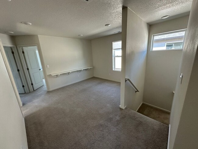 Building Photo - 4 bedroom 2.5 bathrooms in the beautiful M...