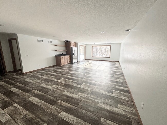 Building Photo - 577 Main St W