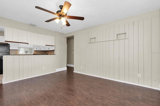 Building Photo - 618 Glenoak St N