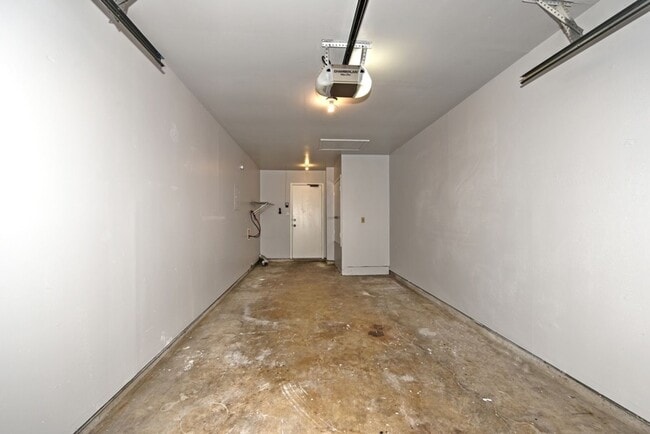 Building Photo - 3404-3404 Ridge Ash
