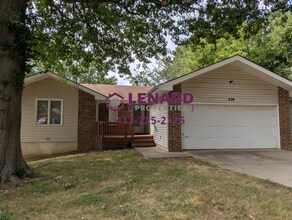Building Photo - Large 4 Bedroom Home