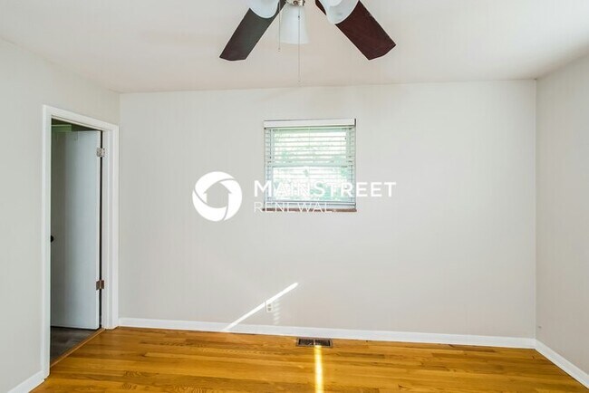 Building Photo - 3 Bedroom Pet-Friendly Home in KNOXVILLE, TN with Main Street Renewal