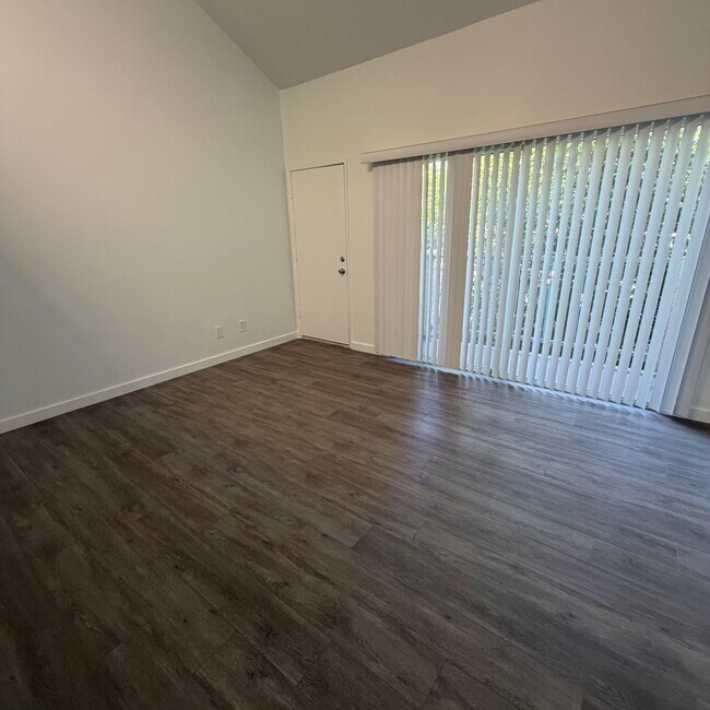 Building Photo - 800 N June St