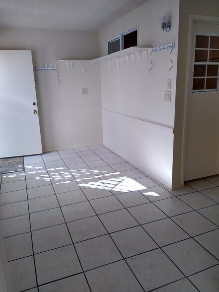 Beautiful living room - sunny - 1843 E Palmyra Ave