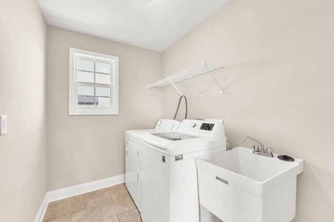 Building Photo - Close to Fort Campbell and MOVE IN READY!