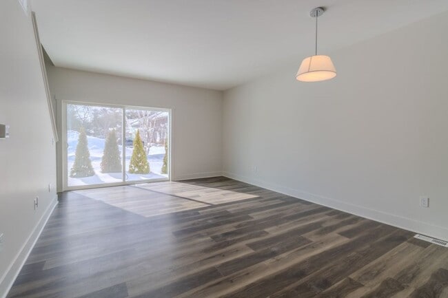 Building Photo - Premier Place and Premier Living!