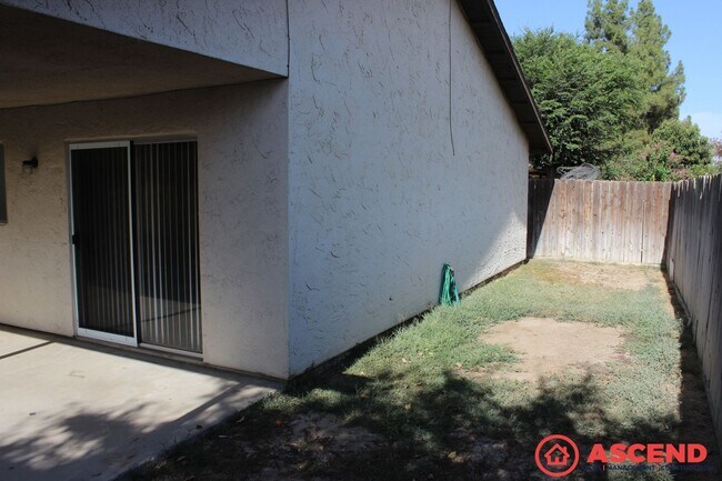 Building Photo - Cozy 3BD/2BA Home in Bakersfield's 93313 — Fireplace, Backyard!