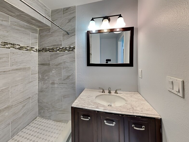 Building Photo - 3979 Versailles Dr