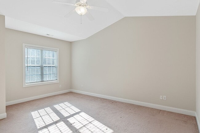 Building Photo - 3 Bed, 2.5 Bath Townhome in the heart of D...