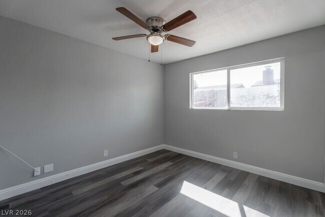 Building Photo - 1501 N Tonopah Dr