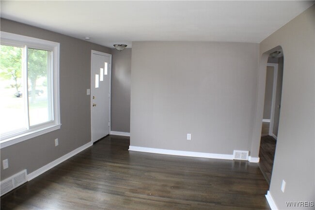 Building Photo - 110 Susan Ln