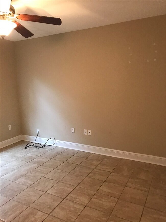 Building Photo - 2222 Cedarbrook Ct