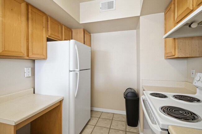 Building Photo - Spacious 2/2 unit available now for annual lease