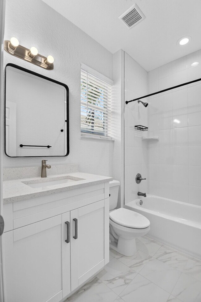 Building Photo - "Charming 2-Bed, 2-Bath Oasis in Riviera Beach – Your Perfect Retreat!"