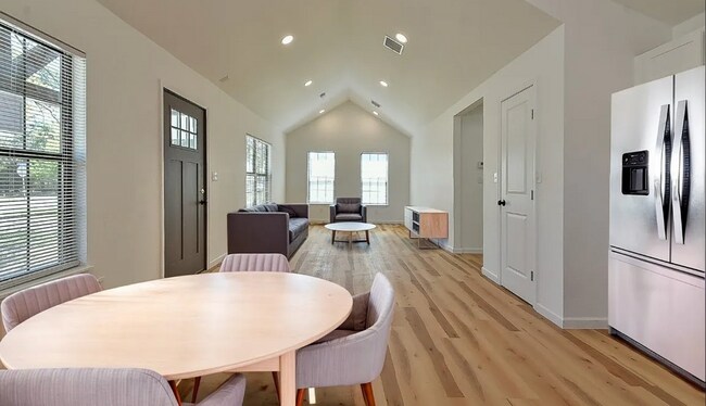 Building Photo - 3803 N Redmond Ave