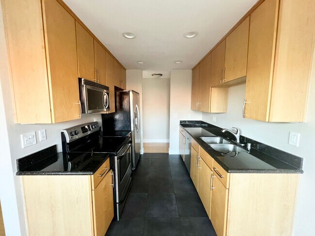 Building Photo - Modern 2BR/2BA Hillcrest Condo with Private Balcony & Amenities